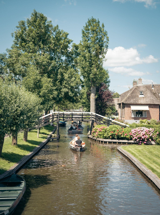 Egal ob Sie eine ruhige Bootstour durch holländische Dörfer oder eine Grachtenfahrt in Amsterdam bevorzugen, die Niederlande bieten eine Vielzahl von Wasseraktivitäten.