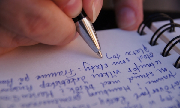Jak prawidłowo trzymać długopis podczas pisania?