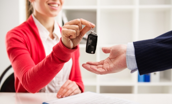Finansowanie samochodu: co różni kredyt samochodowy od leasingu?