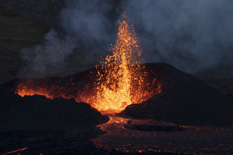 erupcja na półwyspie Reykjanes