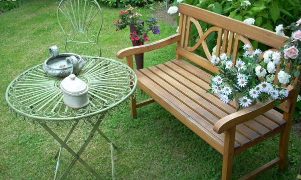 Jaką ławkę do ogrodu wybrać? Przegląd modnych mebli ogrodowych