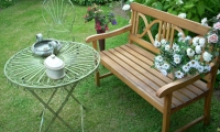 Jaką ławkę do ogrodu wybrać? Przegląd modnych mebli ogrodowych