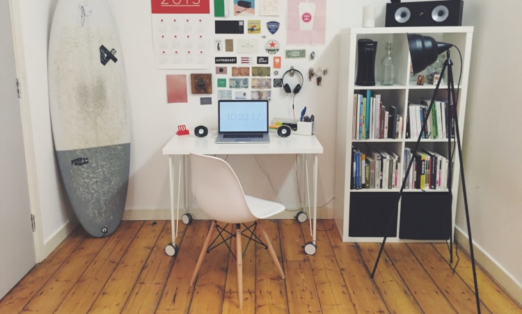 Jak wybrać meble do małego biura w mieszkaniu?
